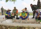 Kemanunggalan TNI-Warga: Dansatgas TMMD Pati Ngobrol Santai di Sawah Godo